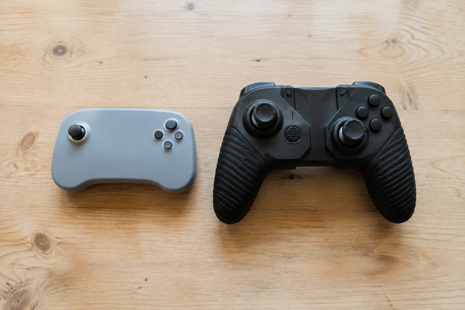 Twee identieke controllers naast elkaar, de een nieuw en de ander versleten